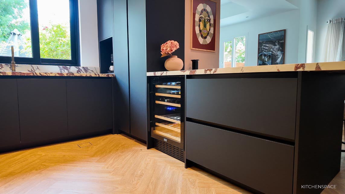 U-Shape Kitchen with Calacatta Viola Countertop